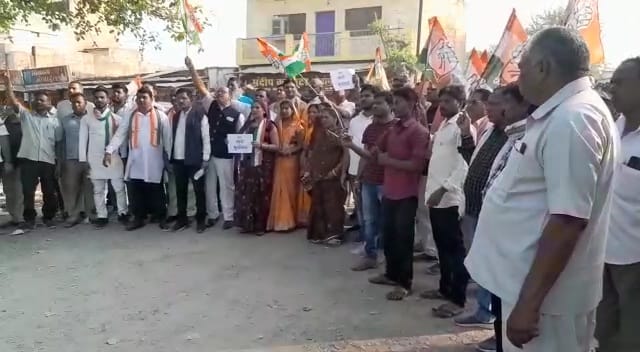 बिलाईगढ़ के कांग्रेस कार्यकर्ताओ ने लागए भूपेश बघेल एक काम करो चूड़ी पहनकर डांस करो के नारे.. देखे पूरा वीडियो