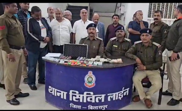 होटल ईस्ट पार्क में जुआ, भाजपा नेता का रिश्तेदार व नामी बिल्डर  और ठेकदार जुआ खेलते रंगे हाथों पकड़ाए , लाखों रुपए नगदी जप्त।