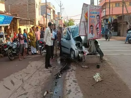 भिलाई में दर्दनाक सड़क हादसा: तेज रफ्तार कार खंभे से टकराई, प्रेमी जोड़े की मौत