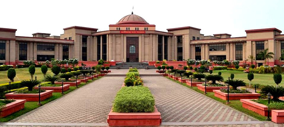 भर्ती-पदोन्नति में योग्यता तय करना नियोक्ता का हक, हाईकोर्ट ने बदली नियमावली को सही ठहराते हुए कर्मचारियों की याचिका की खारिज