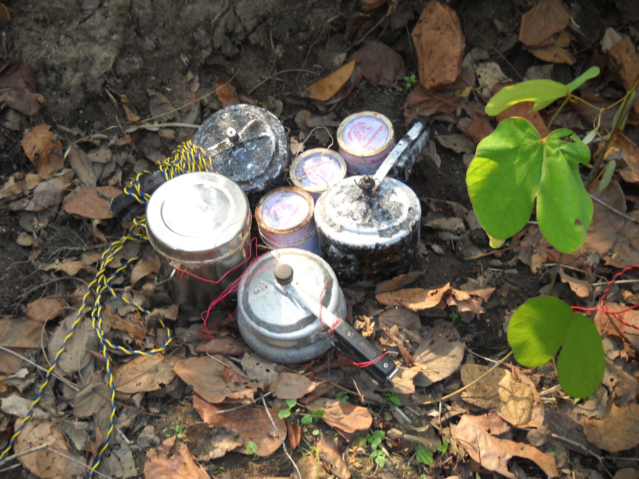 धमतरी पुलिस की बड़ी सफलता: नक्सलियों के खिलाफ सर्चिंग ऑपरेशन में जिंदा बम और अन्य सामग्री बरामद