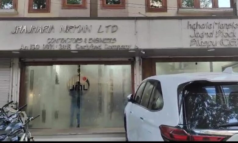 रंगे हाथ धरे गए रिश्वतखोर रेलवे चीफ इंजीनियर, 32 लाख संग दबोचे गए