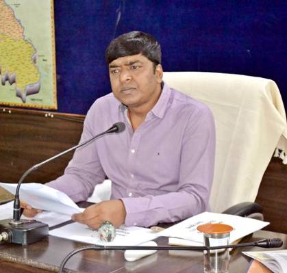 500 करोड़ के घोटाले में क्लीन चिट पर हंगामा: गिरफ्तारी वारंट झेल चुके अधिकारी पर उठ रहे गंभीर सवाल