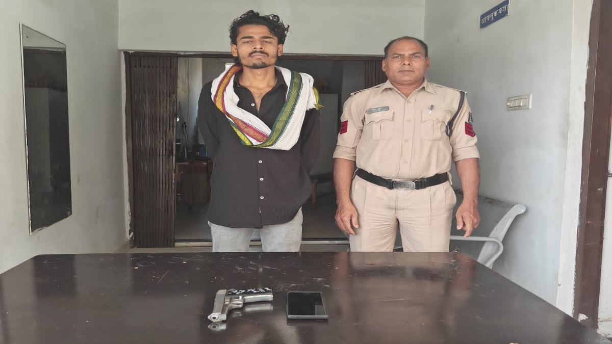 रेलवे स्टेशन पर दबोचा गया हथियार तस्कर, देसी पिस्टल के साथ पकड़ा गया युवक