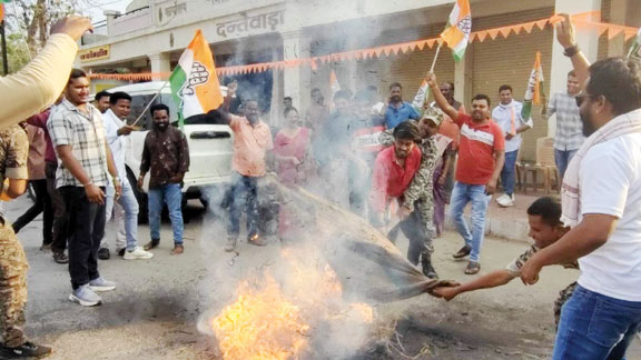 कानून व्यवस्था पर कांग्रेस का फूटा गुस्सा, गृह मंत्री का जलाया पुतला ...