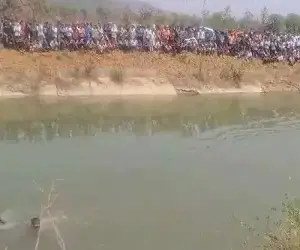 कोरबा: तेज रफ्तार पिकअप नहर में पलटी, 2 बच्चों समेत 5 बहे, चालक फरार, रेस्क्यू ऑपरेशन जारी