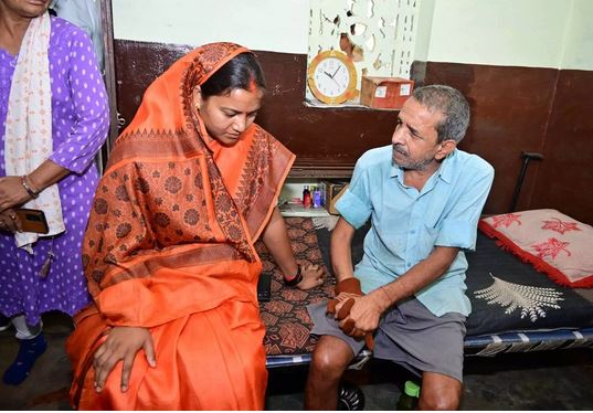बुजुर्ग आश्रम में खामियां देखकर भड़कीं : महिला बाल विकास मंत्री लक्ष्मी राजवाड़े, दिये सुधार के निर्देश.....
