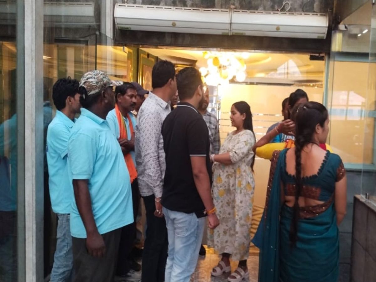 राजधानी रायपुर के 5 ढाबा संचालकों पर नगर निगम और फूड डिपार्टमेंट की  गिरी गाज ...