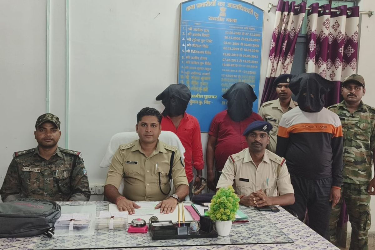 झारखंड पुलिस को मिली बड़ी सफलता, 1.30 लाख जाली नोट के साथ छत्तीसगढ़ के तीन तस्कर गिरफ्तार, कार जब्त