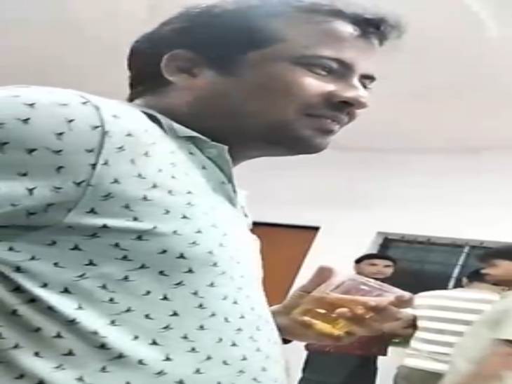 SBI ऑफिस बना शराब पार्टी का अड्डा: बीजापुर शाखा में कर्मचारियों ने ऑफिस के भीतर छलकाया जाम, वीडियो वायरल 