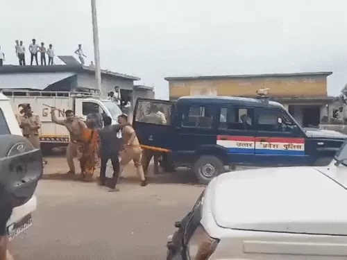 लखीमपुर में पुलिस की बर्बरता: खाद मांग रहे मां-बेटे पर बरसाईं लाठियां, 4 घंटे में कृ‌‌षि मंत्री का दावा फेल