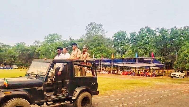 15 अगस्त की तैयारी का जायजा लेने पहुंचे SP की गाड़ी में लगा था उल्टा तिरंगा