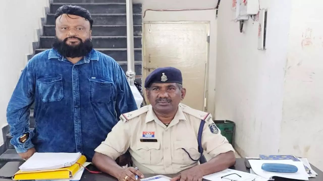 संजय दत्त के फैन को बीच सड़क पर उनका जन्मदिन मानना पड़ा महंगा ,पुलिस ने किया गिरफ्तार