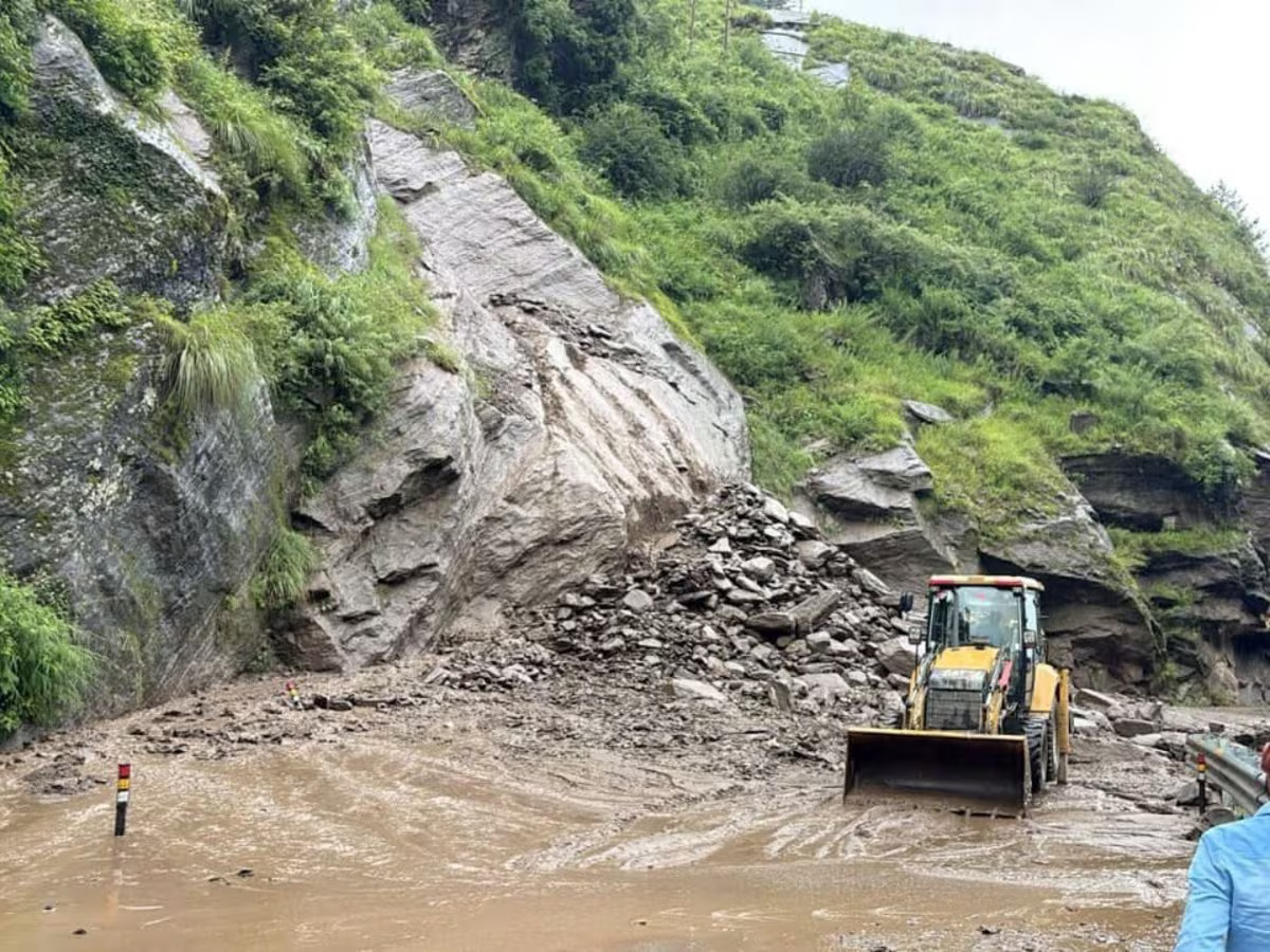अभी नहीं टला संकट! देहरादून से धराली तक भारी खतरा, बारिश और पत्थरों ने बढ़ाई मुश्किलें, यातायात बुरी तरह प्रभावित