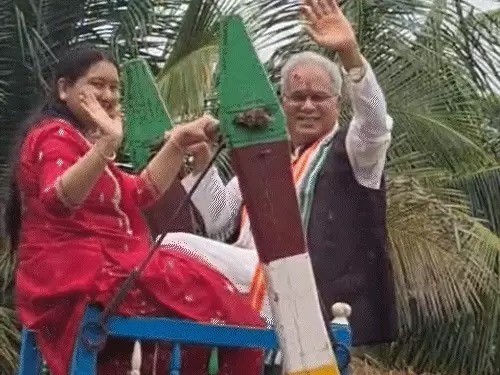 तीजा-पोरा पर्व पर छत्तीसगढ़ी संस्कृति की झलक, बेटी संग झूला झूलते दिखे पूर्व मुख्यमंत्री भूपेश बघेल