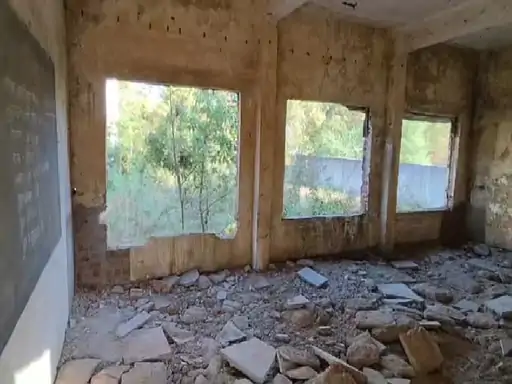 छत्तीसगढ़: सरपंच पति स्कूल से उखाड़ ले गया खिड़की-दरवाजे और टाइल्स, 65 लाख की बिल्डिंग बनी खंडहर, प्राचार्य सस्पेंड, FIR नहीं