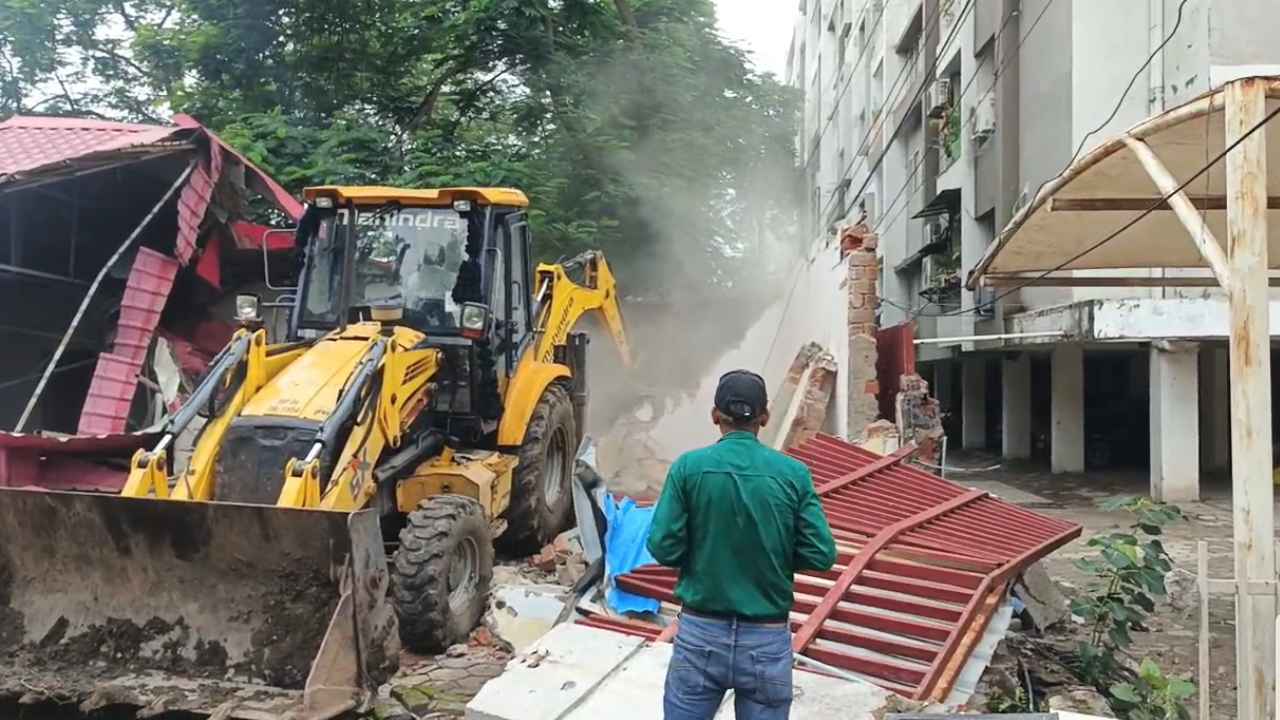 भोपाल में IAS मंजूषा राय के घर में JCB से तोड़फोड़, उप सचिव ने कलेक्टर से की शिकायत