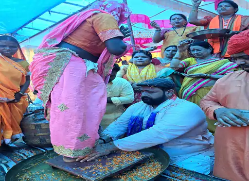 सक्ती में 35 आदिवासी परिवारों की घर वापसी: प्रबल प्रताप सिंह जूदेव ने पैर धोकर कराई सनातन धर्म में वापसी