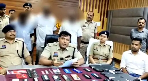 Snapchat पर दोस्ती, गिफ्ट के नाम पर ठगी: राजनांदगांव में महिला से 1.23 लाख ऐंठे, दिल्ली से 2 नाइजीरियन और 1 अफ्रीकी गिरफ्तार