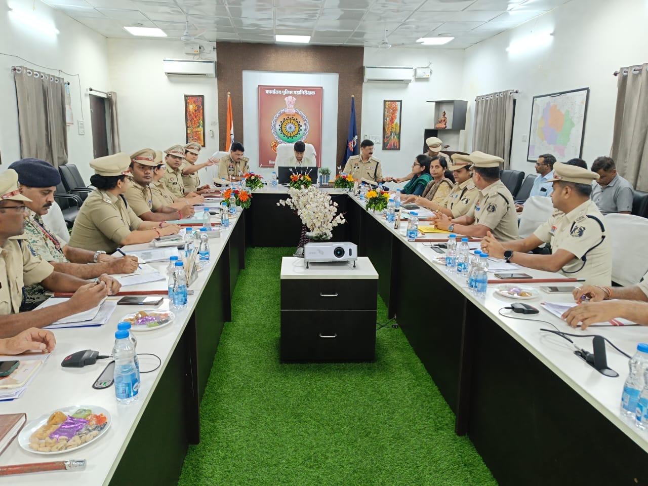 समीक्षा : बिलासपुर में डीजीपी ने कसी पुलिस की लगाम, बोले- जनता की शिकायतें सुनें और तुरंत कार्रवाई करें