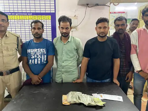 रायपुर: सार्वजनिक सड़क पर जुए की महफिल, पुलिस ने रेड मारकर 5 जुआरी को किया गिरफ्तार, 32,000 नकद बरामद