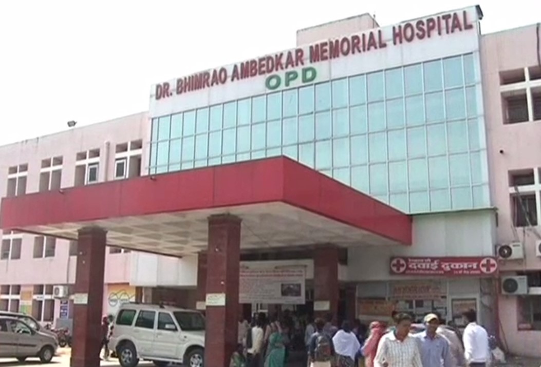 रायपुर के मेकाहारा अस्पताल की तीसरी मंज़िल से मरीज ने लगाई छलांग, मौत पर परिजनों को शक