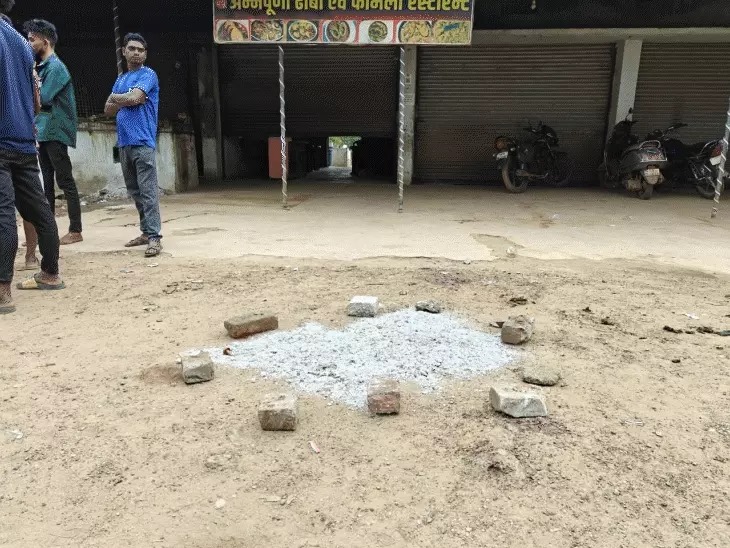 धमतरी में रायपुर के 3 युवकों की हत्या: ढाबे में नशे में धुत बदमाशों ने चाकू से किया हमला, एक को 100 मीटर दौड़ाकर मारा