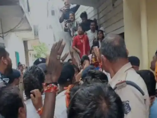 रायपुर में धर्मांतरण के आरोप पर बवाल: कुकुरबेडा में प्रार्थना सभा को लेकर हंगामा, हिंदू संगठन ने किया विरोध, तीन थानों की फोर्स मौके पर तैनात