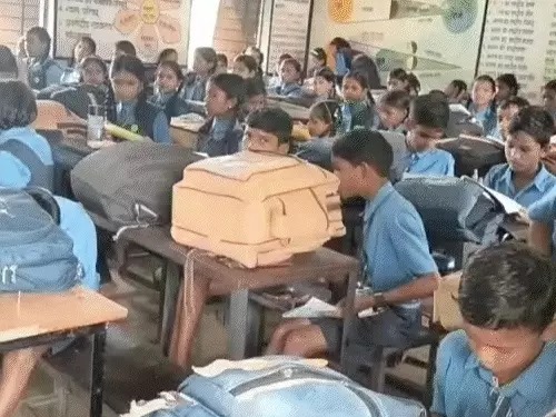 स्कूल में बच्चों को परोसा गया कुत्ते का जूठा खाना, 78 को लगे एंटी-रेबीज डोज, ग्रामीणों में आक्रोश, जांच शुरू