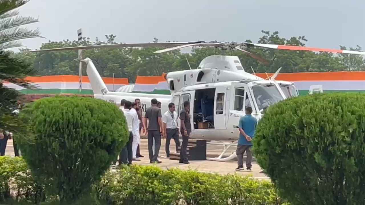 सीएम विष्णुदेव साय के हेलिकॉप्टर में आई तकनीकी खराबी, सारंगढ़ दौरे पर देरी, किरण सिंहदेव भी मौजूद, देखे वीडियो