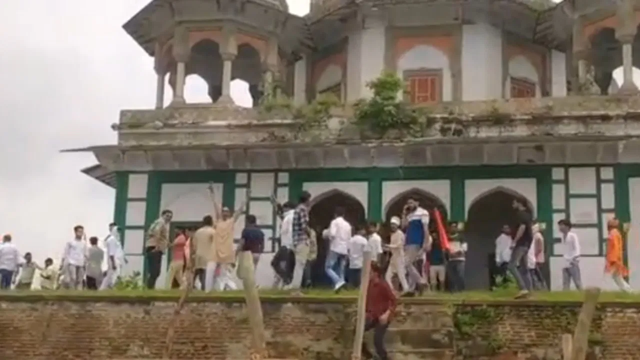 फतेहपुर में मकबरे पर बवाल: हिंदू संगठनों ने भगवा झंडा फहराया, मजारों में तोड़फोड़, मौके पर भारी पुलिस बल तैनात
