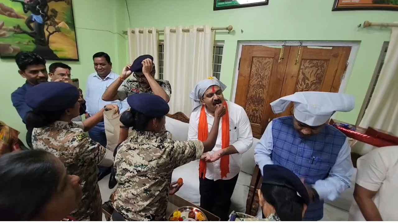 CG NEWS: आत्मसमर्पित महिला नक्सलियों और बस्तर फाइटर्स की महिला जवानों ने डिप्टी सीएम विजय शर्मा को बांधी राखी, वन मंत्री केदार कश्यप भी मौजूद 