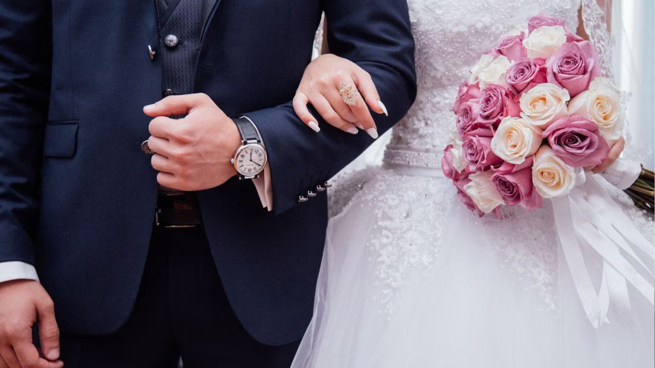 अनोखी दुनिया: 105 शादियां कर फरार हुआ ठग, डूब रहा एक देश, 30 परतों में टैटू और 91 हजार का प्लास्टिक बैग!