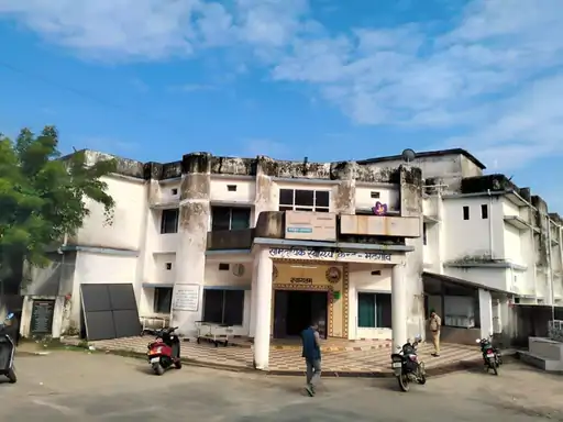 सूरजपुर अस्पताल में बड़ी लापरवाही: गर्भवती महिला ने फर्श पर दिया बच्चे को जन्म, डॉक्टर-नर्स 4 घंटे तक रहे गायब! खून भी परिजनों से करवाया साफ