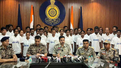 65 लाख के इनामी समेत 37 नक्सलियों का दंतेवाड़ा में सरेंडर, हिंसा छोड़ मुख्यधारा में लौटे माओवादी