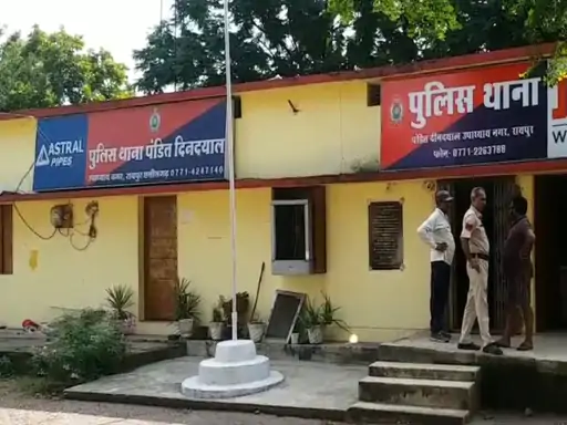 चेहरा ढका, हाथ में बैग... महिला चोर ने रिटायर्ड बैंक अधिकारी के घर से उड़ाए गहने और कैश, कैमरे में कैद वारदात