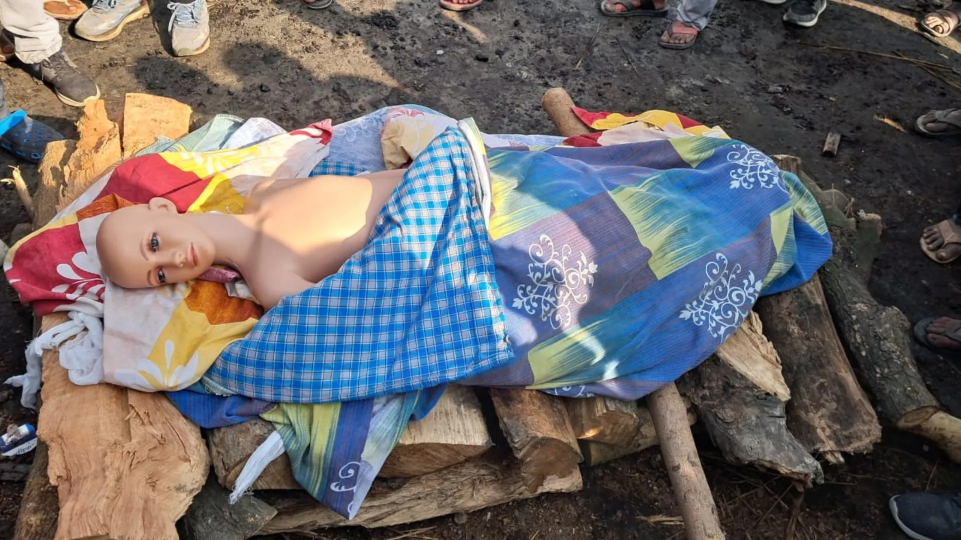 डमी ‘लाश’ का ड्रामा! जिंदा नौकर को मुर्दा दिखाकर 50 लाख बीमा हड़पने की साजिश, चिता पर खुला महाठगी का राज