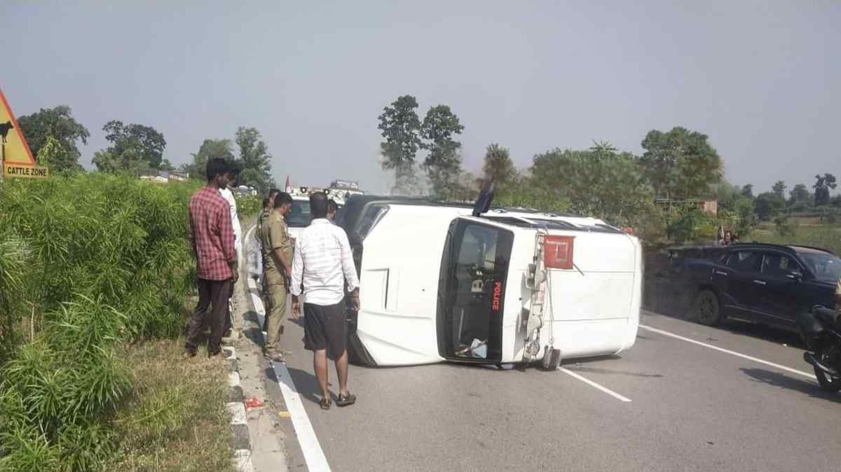 मंत्री देवांगन के काफिले की गाड़ी पलटी; बाइक सवार को बचाने में हुआ हादसा, ASI समेत 3 घायल