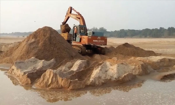 रायगढ़ रेत घाट नीलामी में सिंडिकेट का कब्जा: बिलासपुर के दो ठेकेदारों ने हथियाए चार घाट