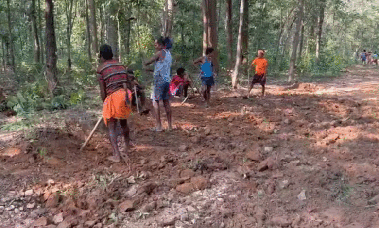 अबूझमाड़ के ग्रामीणों ने दिखाई जांबाज़ी: 12KM सड़क खुद कर दी सुधारने की जिम्मेदारी