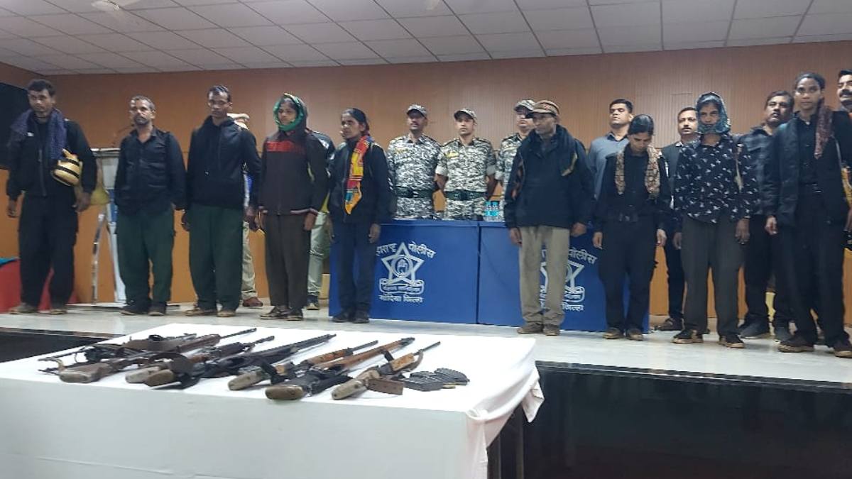 सबसे बड़ा नक्सल सरेंडर: झीरम हत्याकांड के मास्टरमाइंड चैतू ने 10 साथियों संग किया समर्पण, तीन राज्यों के CM को दिए पत्र के कुछ घंटों बाद बदला गेम