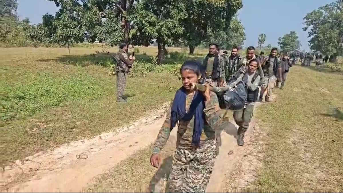 ओनताड़ी पहाड़ी में मुठभेड़: बहादुरी की मिसाल बने जवान, नक्सलियों के शवों को कंधे पर लादकर लाए बीजापुर