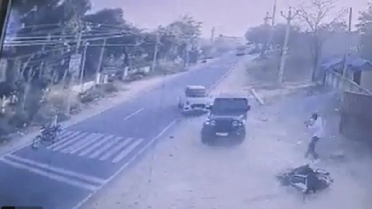 सड़क बनी रणभूमि: थार और स्विफ्ट ने बाइक गैंग को कुचला, फिर जवाब में हुई फायरिंग, मची अफरा-तफरी