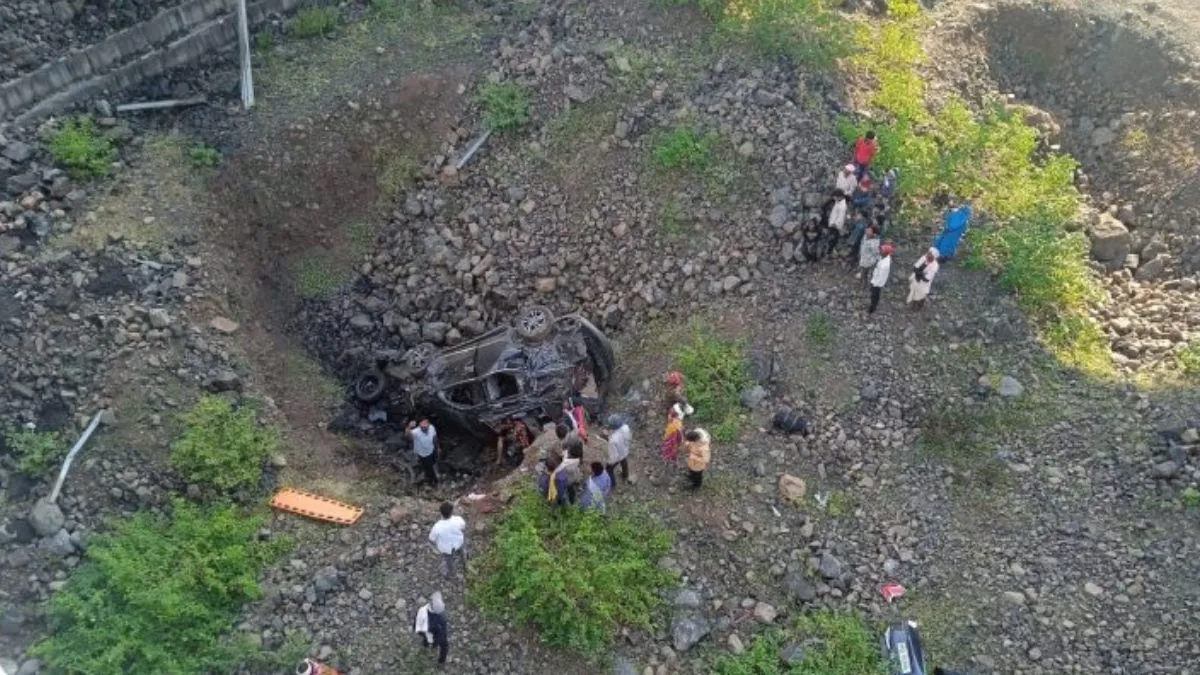 दिल्ली–मुंबई एक्सप्रेसवे पर तेज रफ्तार का कहर: रतलाम में कार खाई में समाई, पांच की दर्दनाक मौत