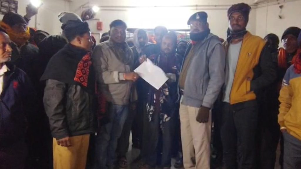 आधी रात थाने तक पहुंचा ग्रामीणों का आक्रोश, पुलिस की सुस्ती पर उठे गंभीर सवाल, खैरागढ़ में मकान विवाद ने लिया उग्र रूप, देर रात जमकर हंगामा...