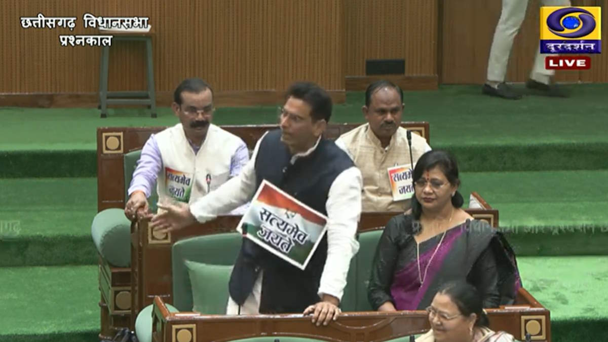 पोस्टर विवाद के साथ शुरू हुआ विधानसभा सत्र का चौथा दिन, मनरेगा नाम बदलने के विरोध में कांग्रेस विधायकों का प्रदर्शन, सदन में हंगामा