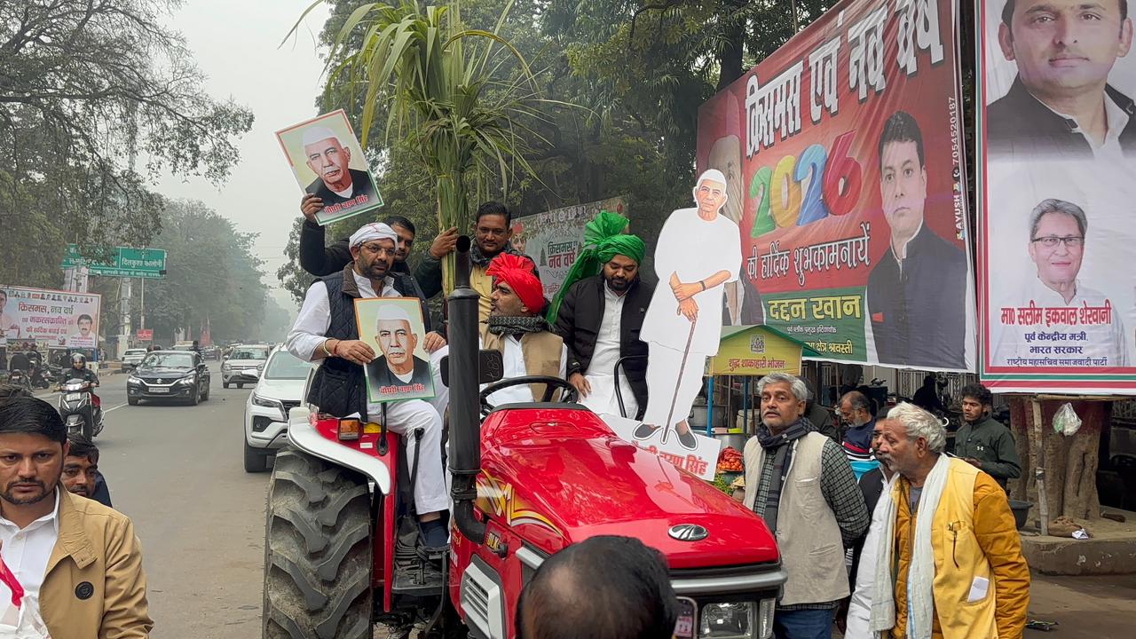 लखनऊ विधानसभा में किसानों की आवाज: चौधरी चरण सिंह जयंती पर सपा विधायकों का अनोखा प्रदर्शन...