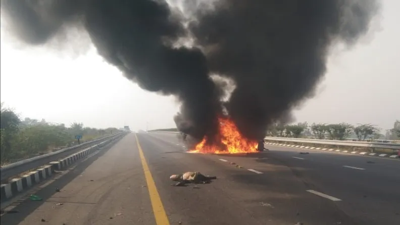 पूर्वांचल एक्सप्रेस-वे पर दिल दहला देने वाला हादसा, टक्कर के बाद कार में आग, पाँच की मौत