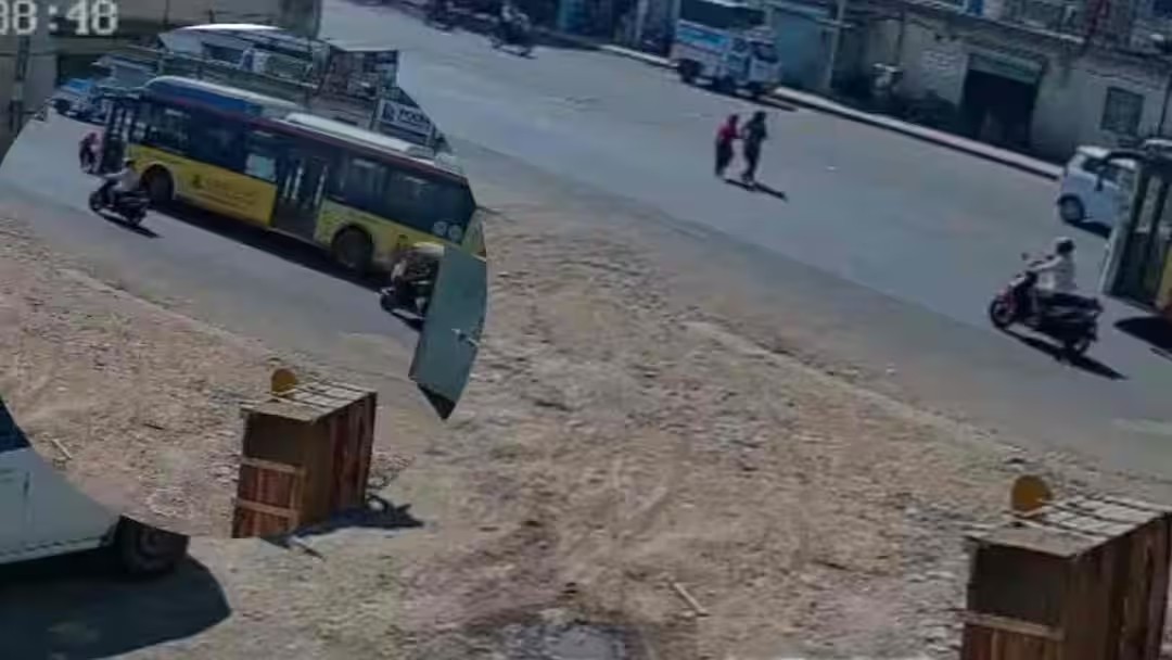 महाराष्ट्र में दिल दहला देने वाली घटना: तेज रफ्तार ई-बस ने 9 साल की मासूम को कुचला, बहन गंभीर घायल