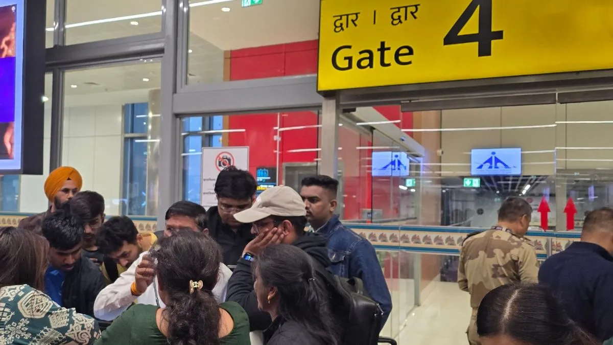 देशभर में इंडिगो की उड़ानें बुरी तरह प्रभावित, 300 फ्लाइट कैंसिल, दिल्ली से हैदराबाद तक अफरा-तफरी